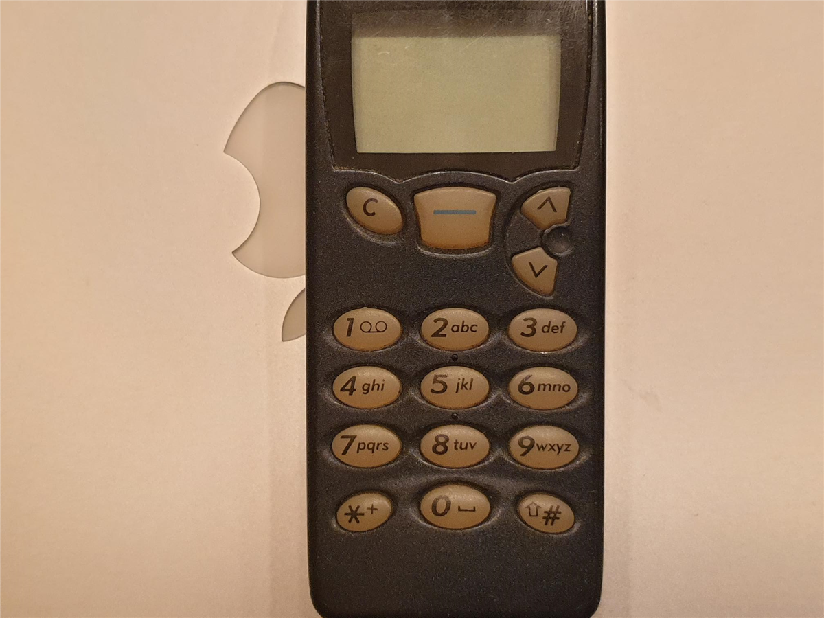 gammel mobiltelefon på en ny datamaskin - Deaddil ja stuora govva ihtá