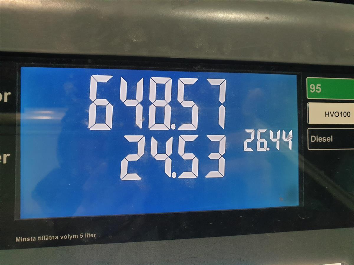 Bilde av bensinpumpe skjerm som viser drivstoffpris - Deaddil ja stuora govva ihtá