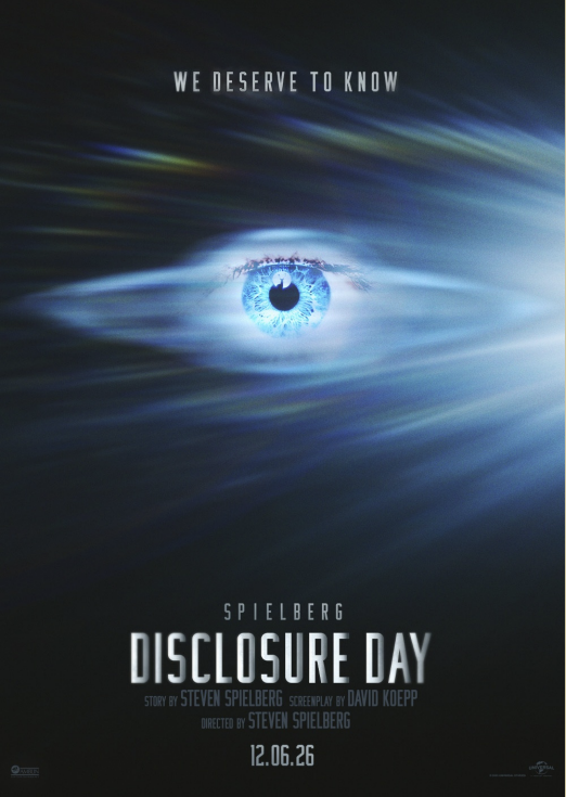 Filmplakat for science fiction-filmen Disclosure Day. Midt i bildet vises et blått menneskeøye omgitt av sterke lysstråler og tåkelignende effekter i blå og hvite toner mot en mørk bakgrunn. Øverst står teksten «We deserve to know». Nederst står tittelen Disclosure Day med store metalliske bokstaver, sammen med navnene til Steven Spielberg og David Koepp. Nederst på plakaten er premieredatoen oppgitt som «12.06.26». Plakatens uttrykk gir assosiasjoner til mysterier, utenomjordisk liv og avsløringen av skjult kunnskap.