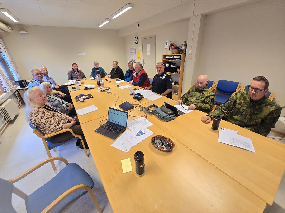 Bildet viser Kautokeino Beredskapsråd samlet. Rundt bordet sitter medlemmene i rådet - Deaddil ja stuora govva ihtá