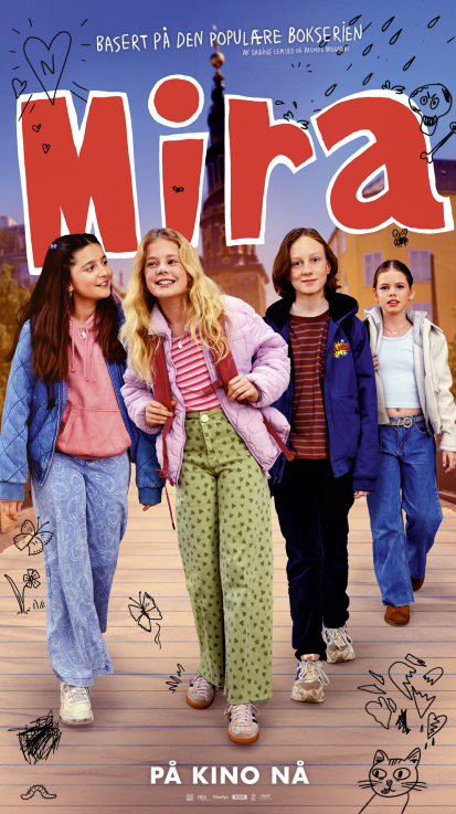 Filmplakat for familiefilmen Mira. Fire barn går sammen på en trepromenade i et bymiljø. I forgrunnen går en smilende blond jente i lilla jakke og grønne bukser, flankert av en jente i blå jakke og en gutt i blå jakke. En yngre jente følger etter i bakgrunnen. Over dem står filmtittelen «Mira» med store røde bokstaver på lilla bakgrunn. Rundt motivet er det tegnet håndskisser av blant annet hjerter, blomster, sommerfugler, en katt og andre figurer. Øverst står teksten «Basert på den populære bokserien av Sabine Lemire og Rasmus Bregnhøi», og nederst står «På kino nå».
