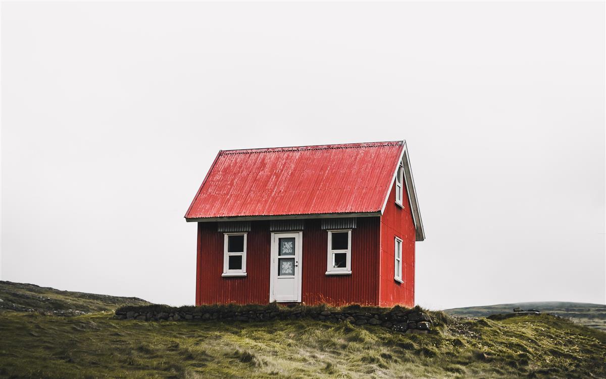 Et lite rødt hus på en bakketopp - Klikk for stort bilde
