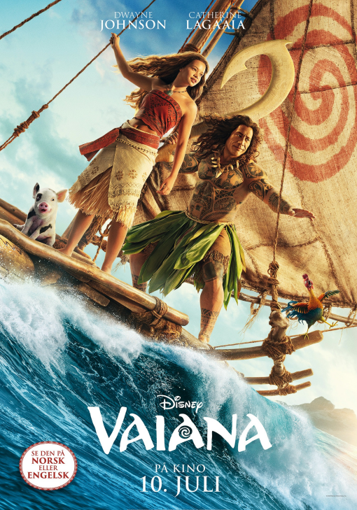 Filmplakat for Disney-filmen «Vaiana». Vaiana og Maui står på en seilende flåte som skjærer gjennom store blå bølger. Vaiana holder i et tau, mens Maui står ved siden av henne. På flåten er også grisen Pua, hanen Heihei og en liten figur. I bakgrunnen ses et stort seil med et rødt spiralmønster. Nederst står filmtittelen «Vaiana» og «På kino 10. juli».