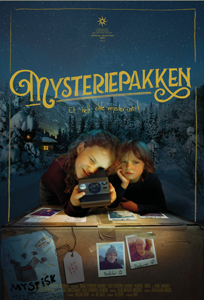To barn undersøker et mystisk kamera ved en stor pappeske full av ledetråder. I bakgrunnen ses en snødekt skog og et lite hus under stjernehimmelen.