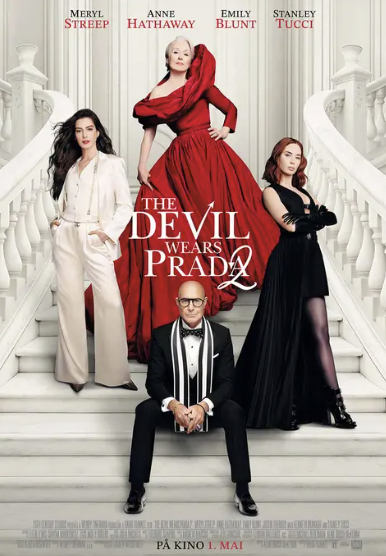 Filmplakat for «The Devil Wears Prada» der fire personer poserer i en elegant trapp. Midt på trappen står en kvinne i en dramatisk rød kjole, omgitt av tre andre: en kvinne i hvit dress til venstre, en kvinne i svart kjole til høyre og en mann i dress som sitter foran. Øverst på plakaten står navnene til skuespillerne, og tittelen er plassert sentralt over trappen.