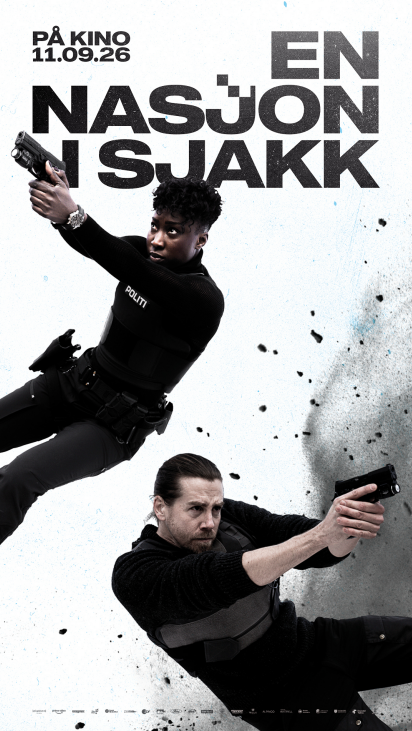 Kinoplakat for actionfilmen «En nasjon i sjakk». To bevæpnede menn i svarte klær og skuddsikre vester er avbildet i dramatiske positurer med pistoler rettet mot hver sin side. Den ene mannen svever gjennom luften, mens den andre faller bakover. Bakgrunnen er hvit med røyk, støv og flygende vrakrester. Øverst står filmens tittel med store, svarte bokstaver og teksten «På kino 11.09.26»