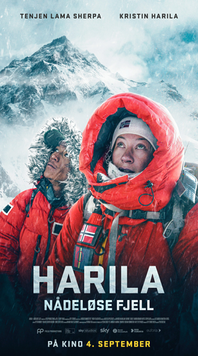Filmplakat for «Harila – Nådeløse fjell». Kristin Harila og Tenjen Lama Sherpa står i røde fjellklær foran et snødekt fjellandskap. Harila står fremst med blikket vendt oppover, mens Lama Sherpa står bak henne og ser mot fjellene.