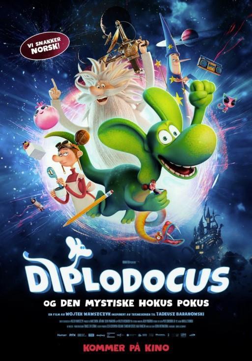 Filmplakat for animasjonsfilmen «Diplodocus og den mystiske Hokus Pokus». En grønn, flygende dinosaur svever gjennom verdensrommet omgitt av fantasifigurer, blant annet en trollmann og en eldre mann med hvitt hår og skjegg. I bakgrunnen sees planeter, stjerner og et mystisk slott. Nederst på plakaten står filmtittelen og teksten «Kommer på kino».
