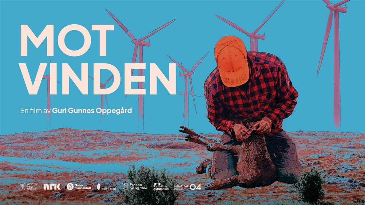 Kinoplakaten viser en som sitter på en reinkalv og setter øremerke på den. I bakgrunnen kan man se vindmøller