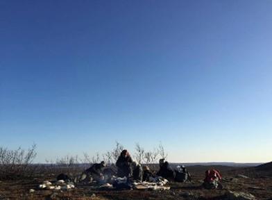 En familie på tur. Det er blå himmel og en solfylt dag. - Deaddil ja stuora govva ihtá