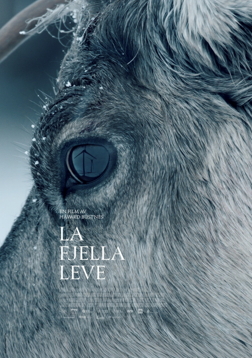 Kinoplakat for dokumentarfilmen «La fjella leve» av Håvard Bustnes. Plakaten viser et nærbilde av hodet til et reinsdyr med gråhvit pels og små snøfnugg. I det mørke øyet speiles en vindmølle. Bildet har kalde, blågrå fargetoner. Filmens tittel står med hvite bokstaver nederst til venstre.